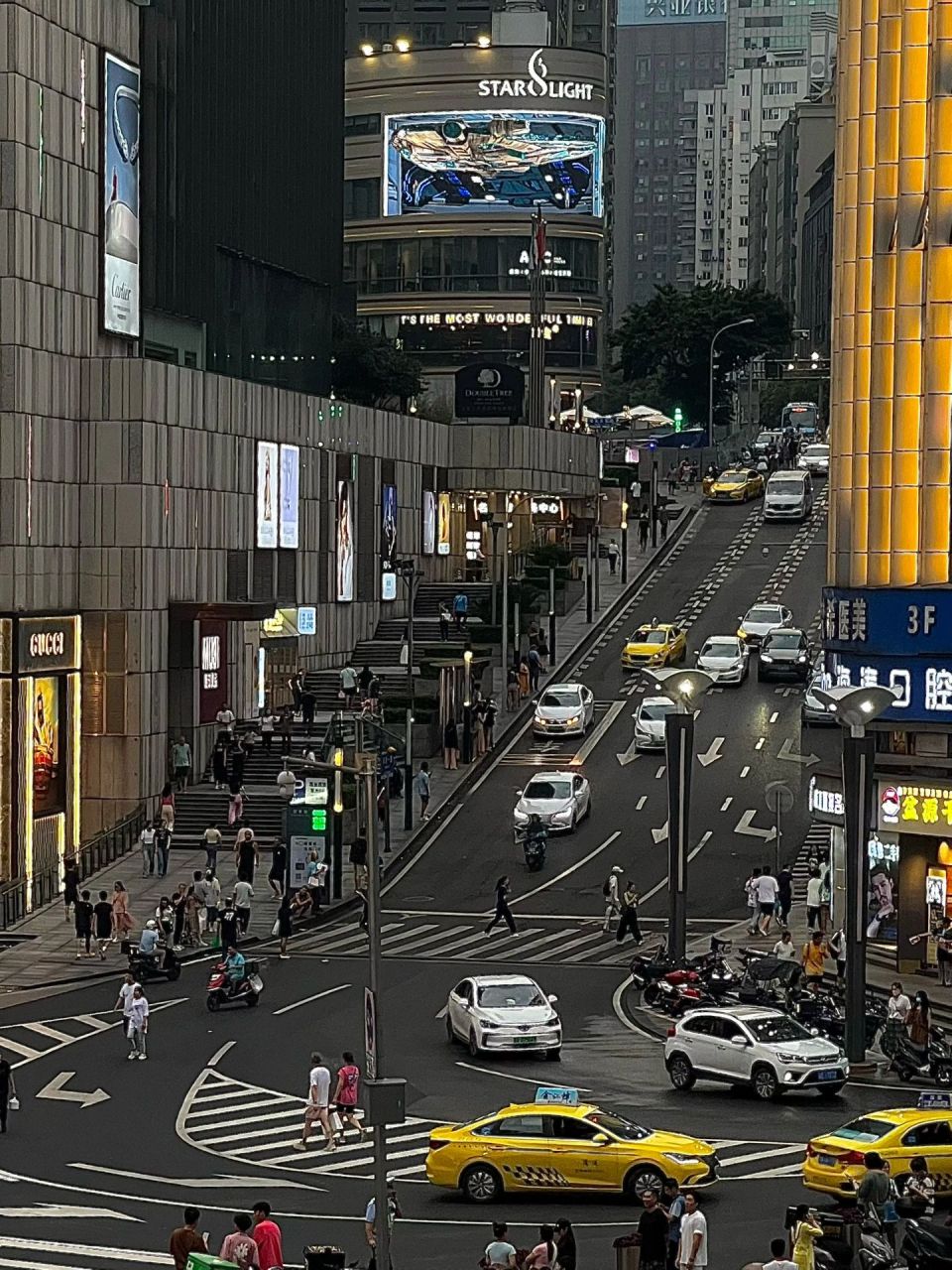 我也在观音桥拍出了重庆曼哈顿 在北城天街上二楼就能拍到了 下来之后