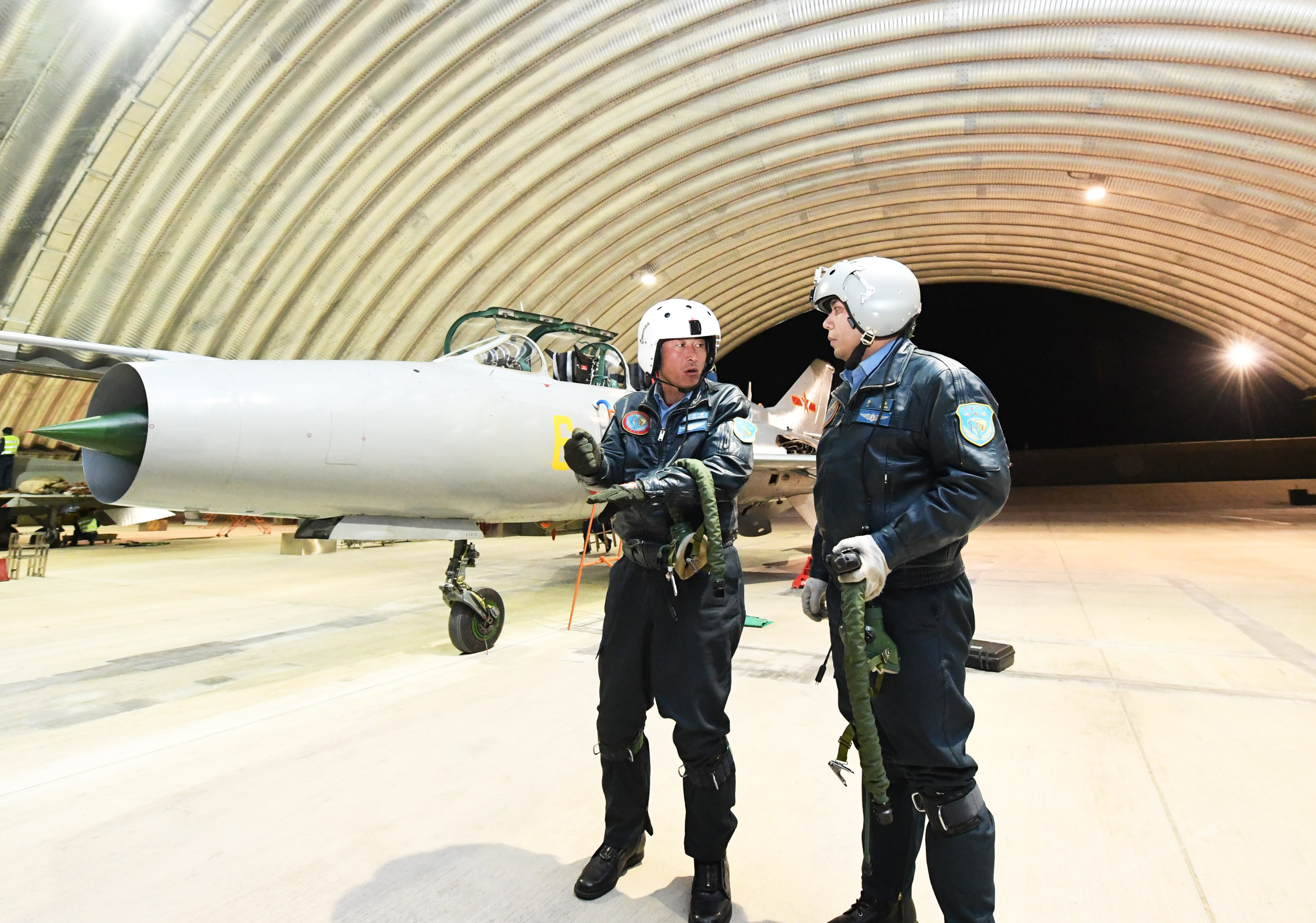 5290小时!中国空军歼击机飞行纪录保持者光荣停飞