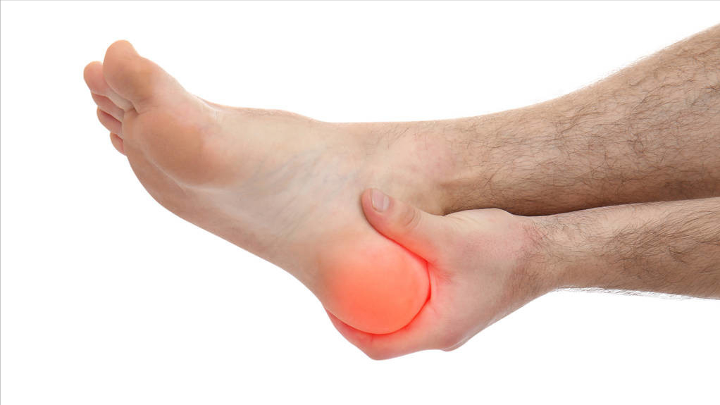 中老人脚后跟痛是怎么回事?或与这5个因素有关,别大意