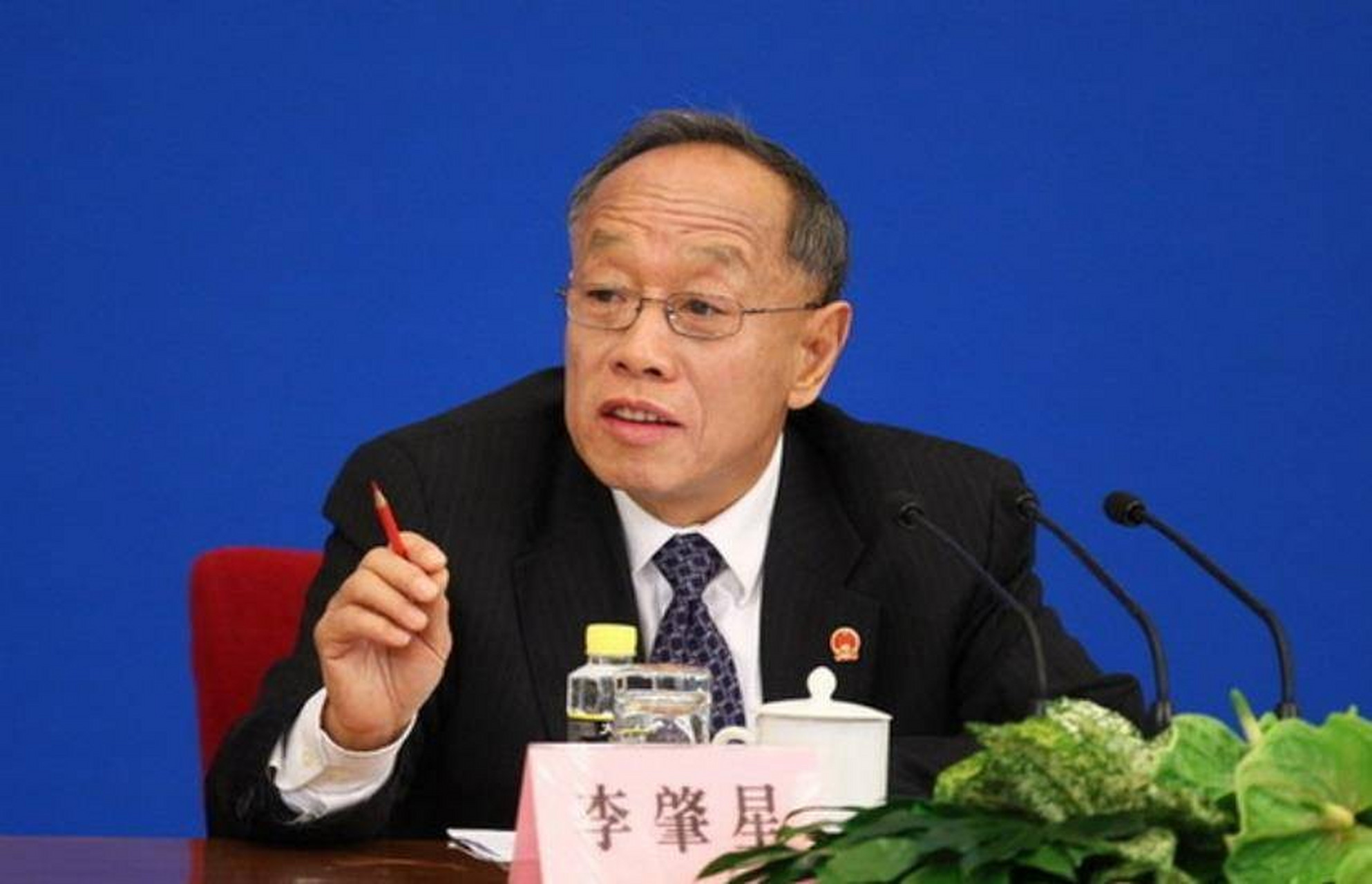 有一次,时任驻美大使李肇星在美国大学演讲时,被一老太太质问:"你们