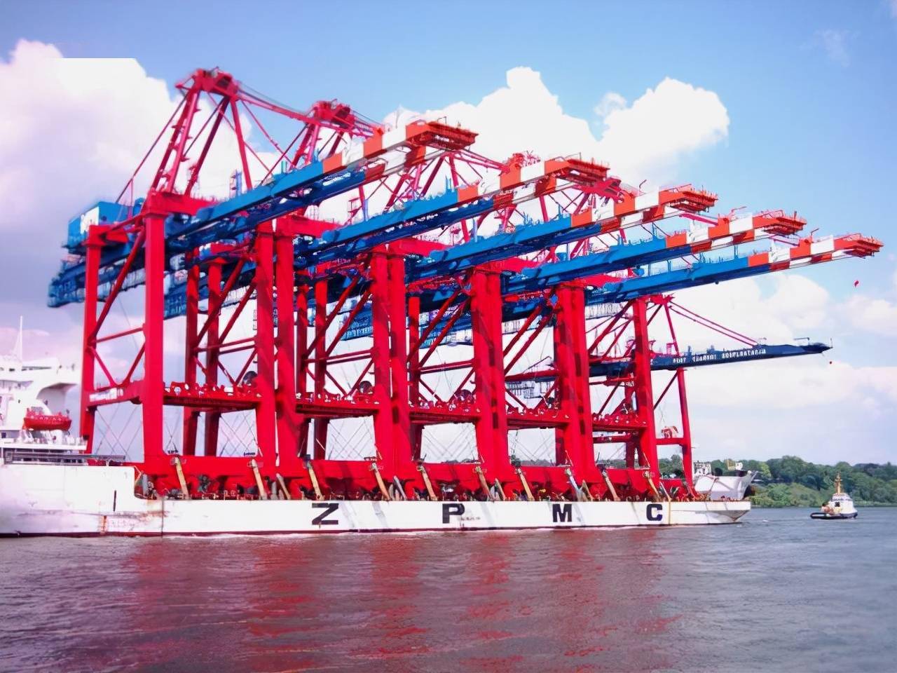 那就是竖立在美国多个军用港口的中国重型起重机,很可能在众目睽睽的