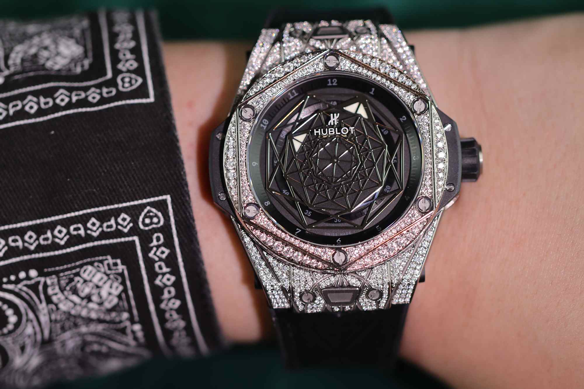 宇舶大爆炸满钻刺青腕表——艺术与钻石的完美结合