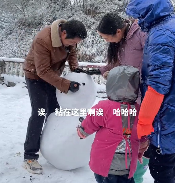 满崽成牛爱芳视频主角,为糍粑甜喊"爸爸",网友:脑瘫儿像剧本