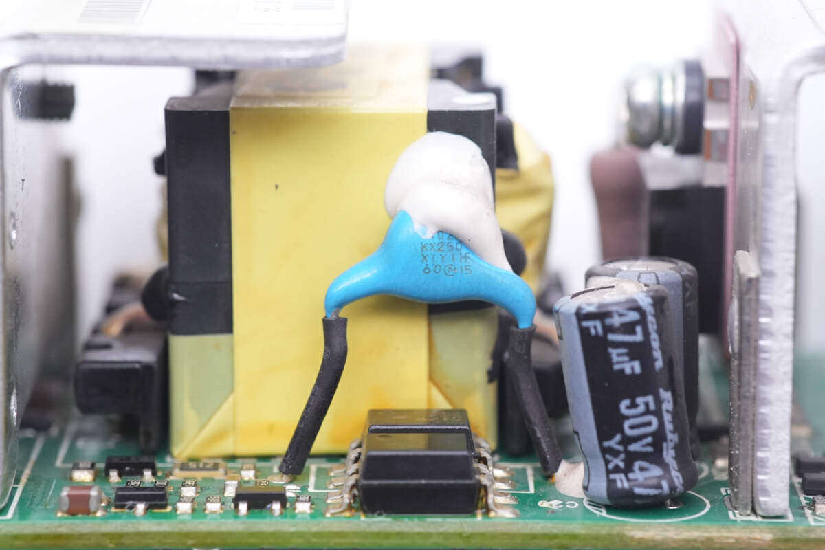 我们把华为optix osn500光传输系统60w电源拆了,比想象的要简单