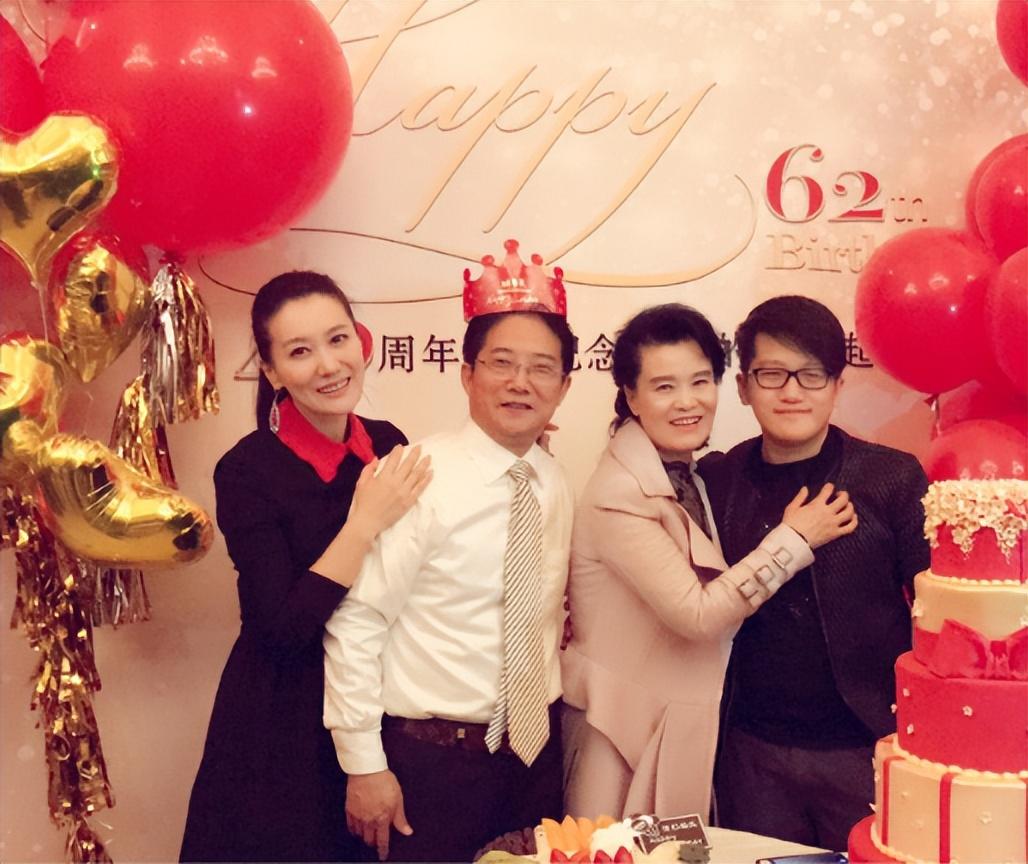 "大魔王"谭晶:当年高考她哭了3天,嫁给大9岁的院士幸福吗?