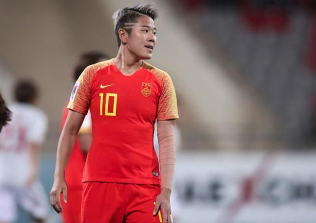 女足李影官宣恋情遭质疑!女友颜值身材超好,纹身吸睛