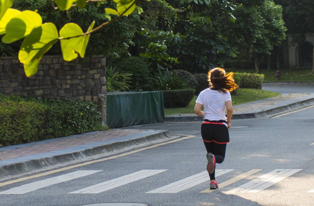 早上慢跑30分钟与晚上散步60分钟