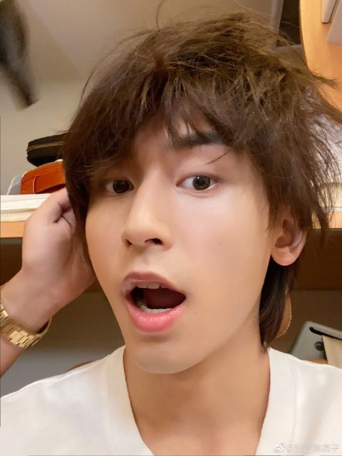 张哲瀚迎接来探班的妈妈 开心到飞起一路狂奔