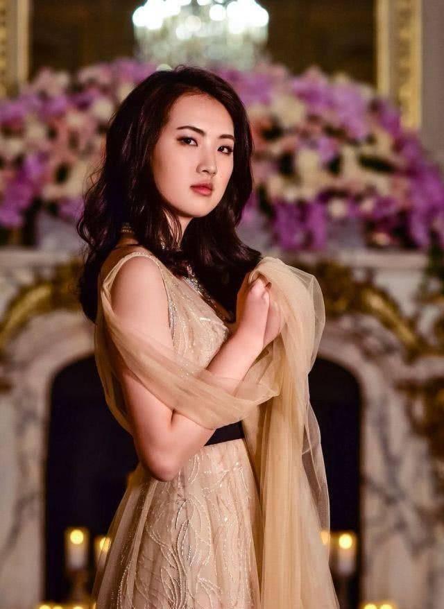 22岁华为小公主姚安娜深夜晒香肩,心情不错,跳blackpink女团舞