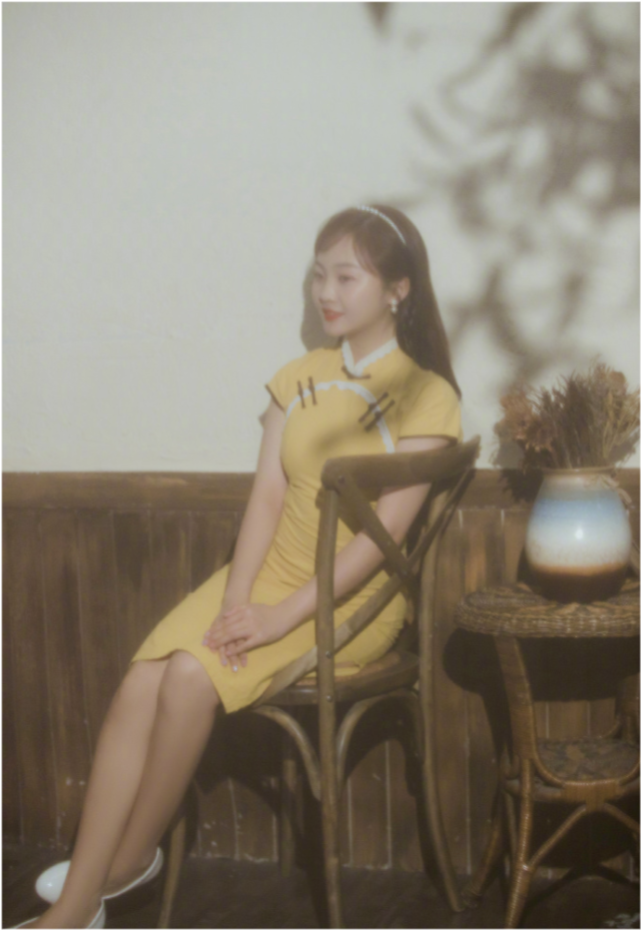 22岁林妙可穿旗袍给大家拜年,低头一笑千姿百态娇媚横生