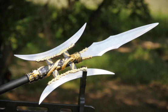 古代历史上两位使用方天画戟的人,一位遗臭万年,一位却名垂千古