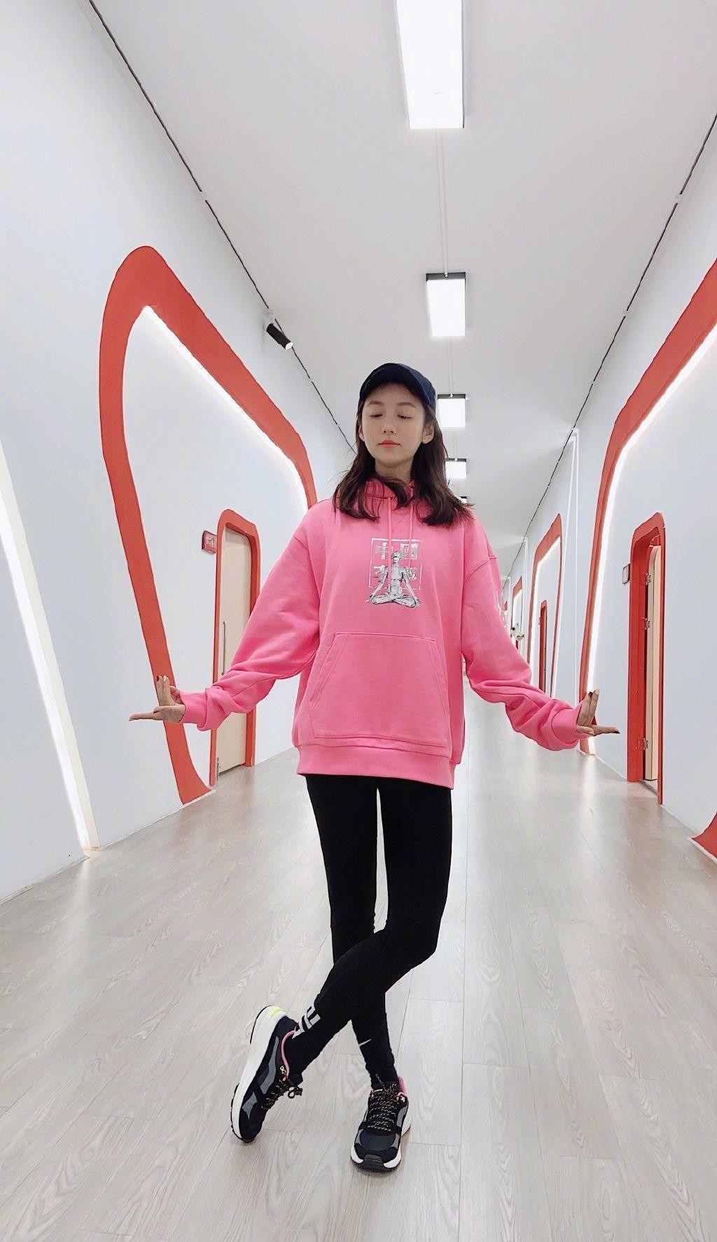 吕一跟小姑娘差不多,穿卫衣活力又清新,扎麻花辫跟大学生似的