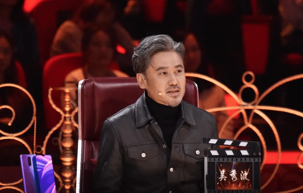 此时的吴秀波已经是个中年演员,有着一定的名气和地位.