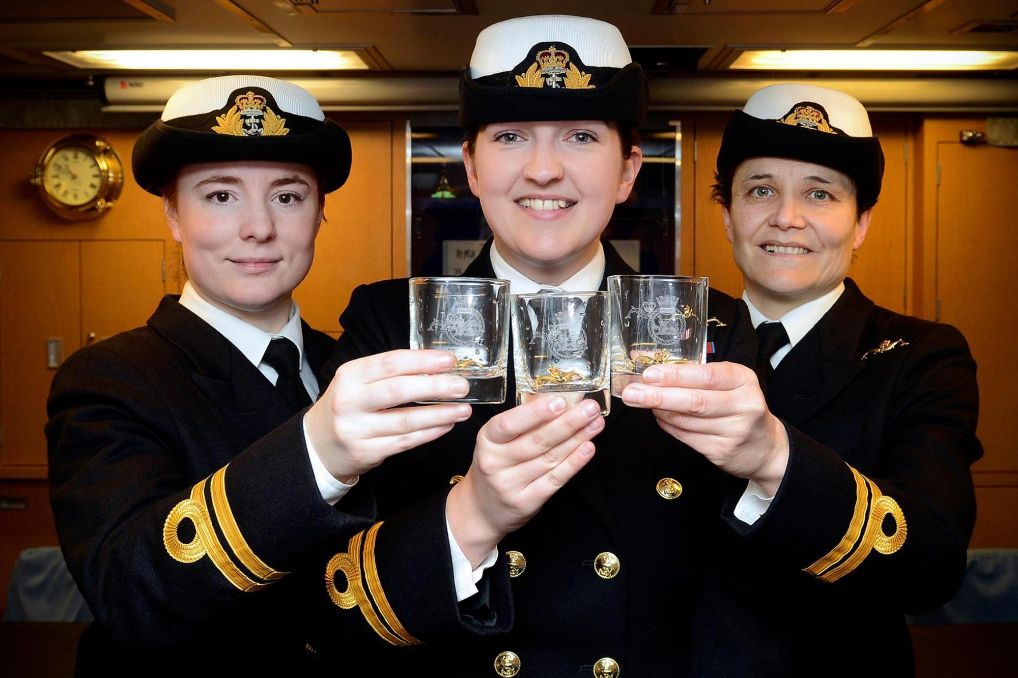 伤风败俗,英国女军官在潜艇中心曝出大丑闻!做出不堪入目之事