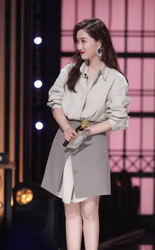 别看玲花是"国家队"级别的歌手,但私下穿得也挺女团的,真潮