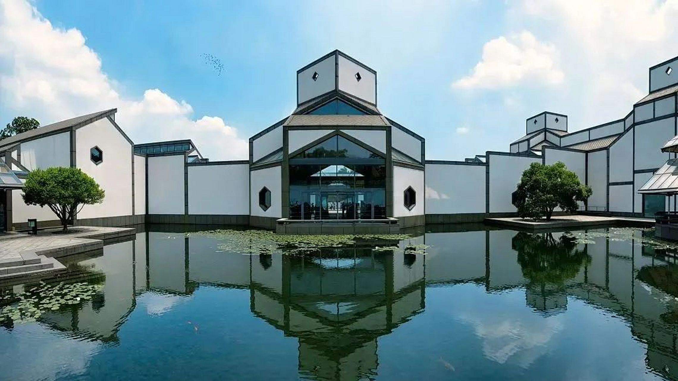苏州博物馆 苏州博物馆新馆外观呈几何形,极具现代特征,但精妙之处在
