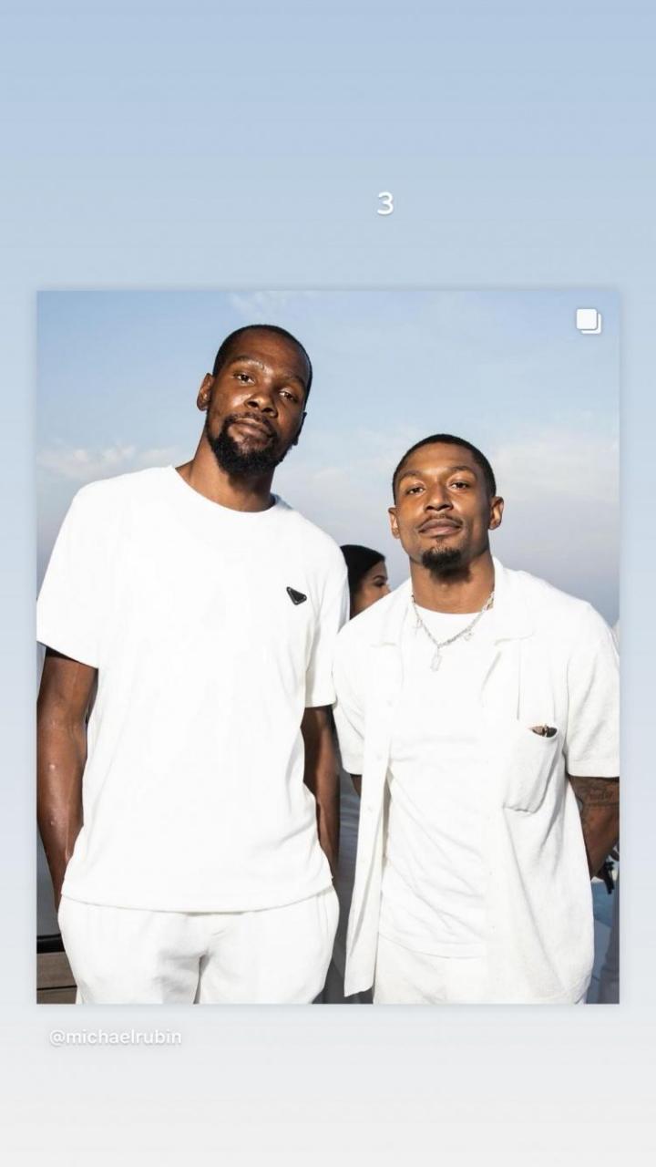 杜兰特晒与比尔合照  杜兰特和比尔都参加了昨天前76人老板迈克尔