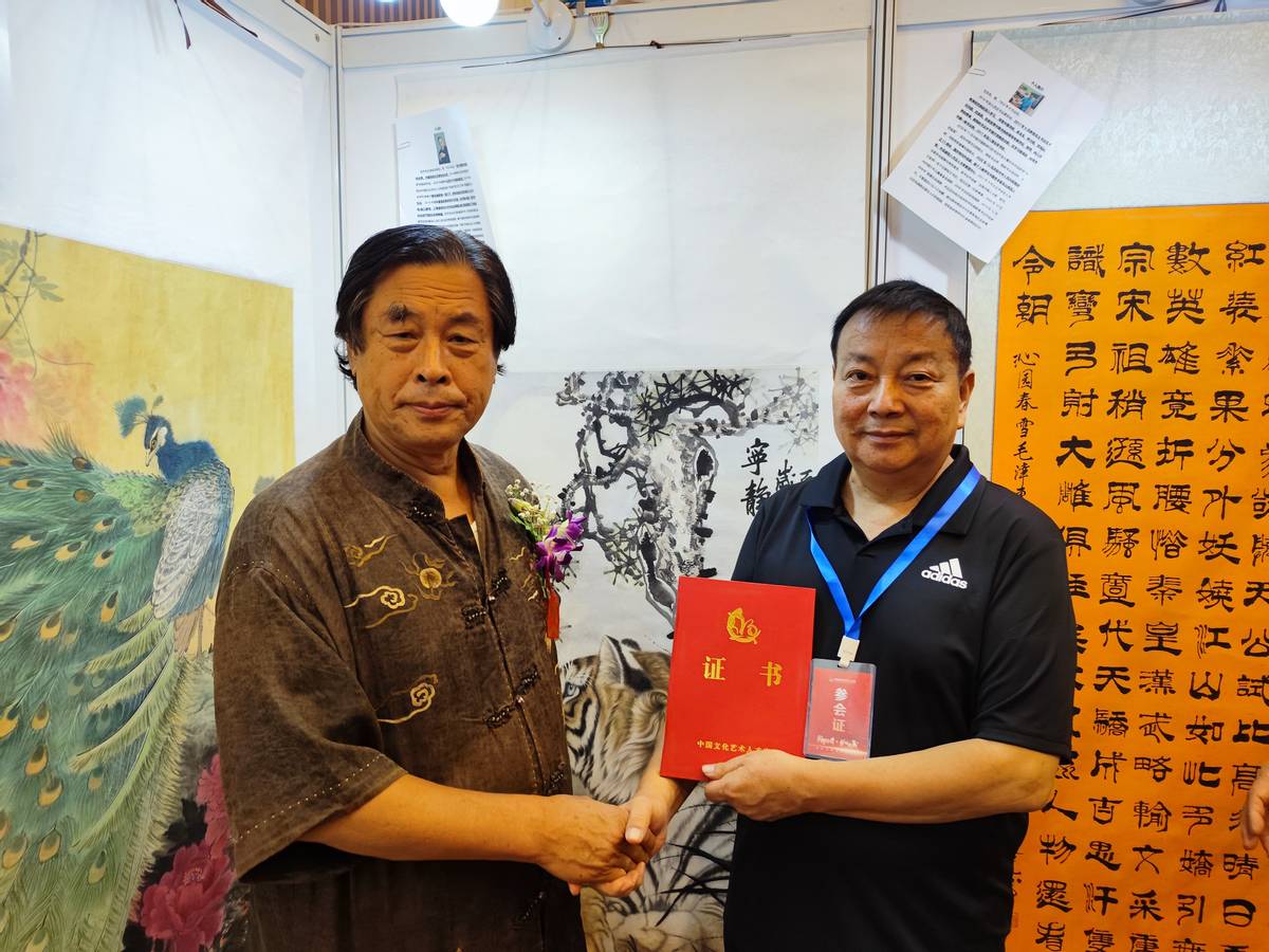 画家田禾与中美协理事王阔海在北京书画精英作品展上亲切交流