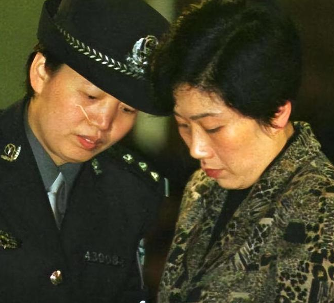 1999年"湖南第一女贪官"蒋艳萍落马,引诱看守所副所长