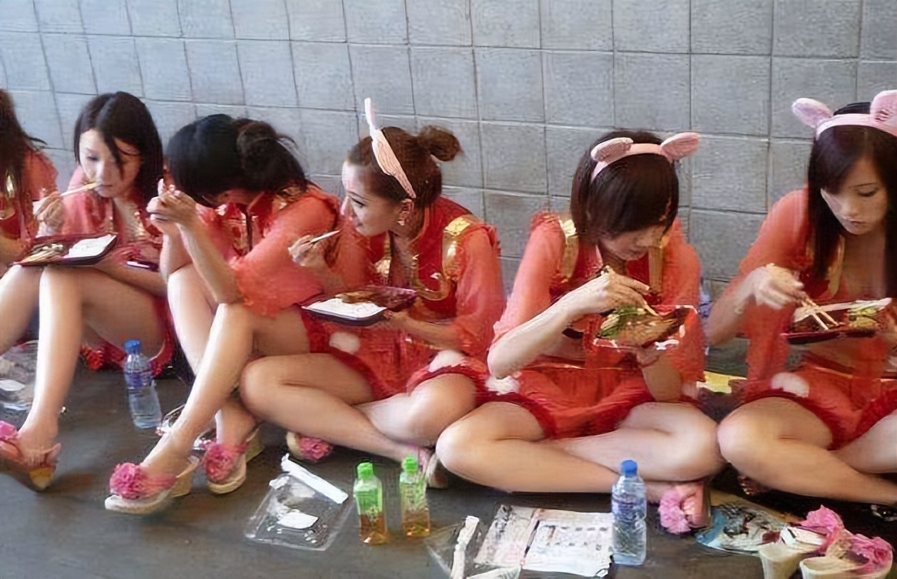 横店女群演现状:遍地美女,成群光棍