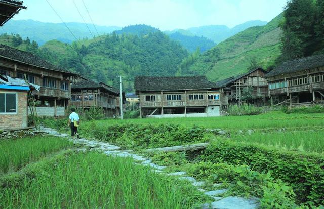 德国小伙扎根广西深山,无偿支教长达10年,为何最终落寞离开?