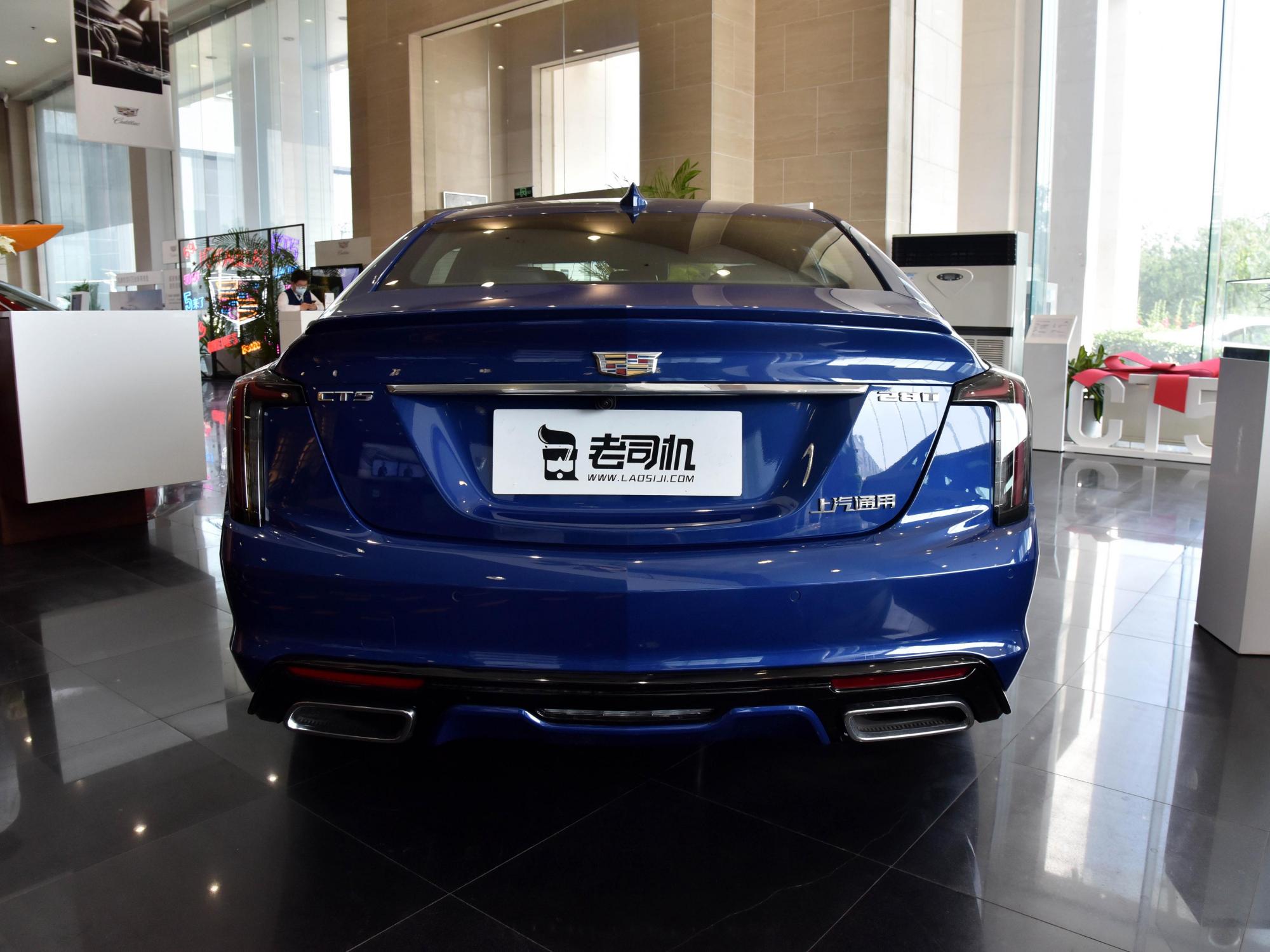 车尾造型ct5采用了凯迪拉克家族化的尾灯,纵向排布的尾灯使得尾部造型
