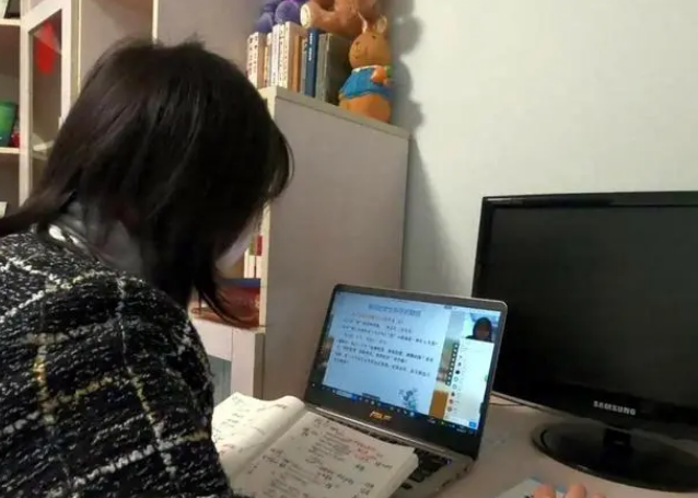 女孩上班刷网课怎么办呢(女孩上班刷网课怎么办呢图片)