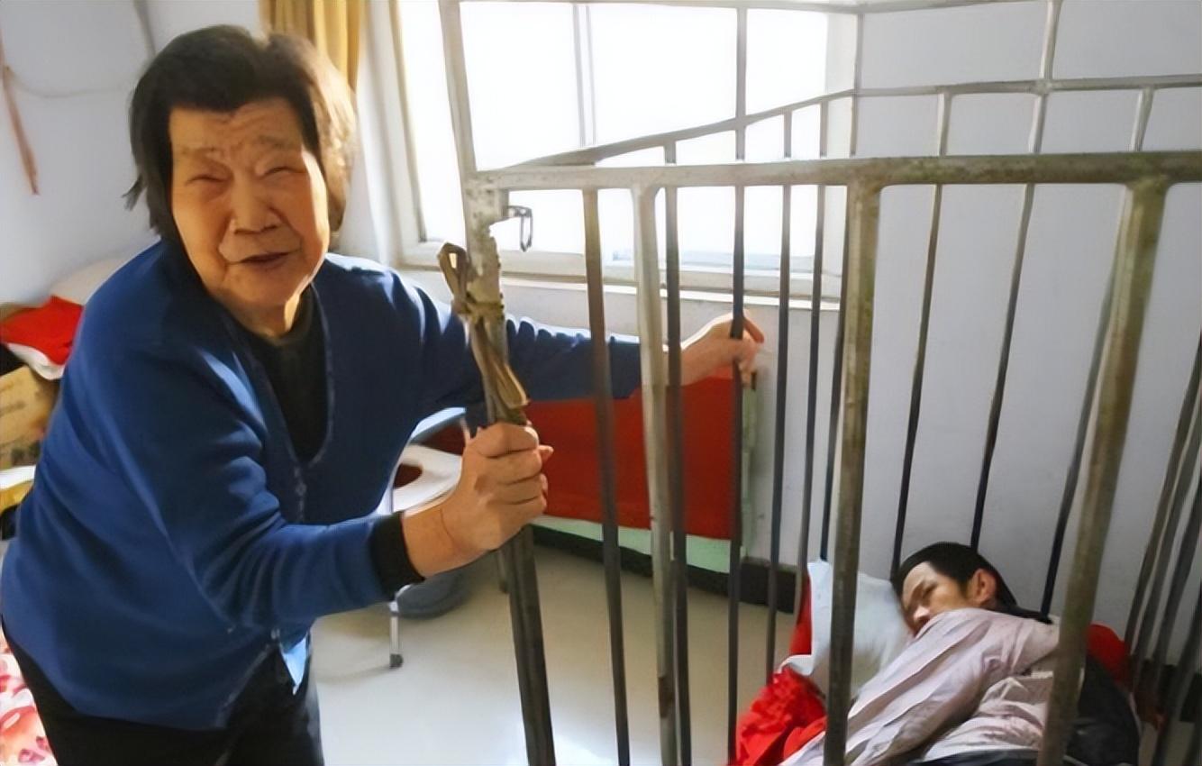 为了不让彭伟庆无聊,二人可谓是煞费苦心.他们在笼子上装了4个轮子.