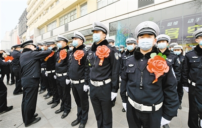 "顶尖高手"执勤示范 26位交警戴上"大红花"