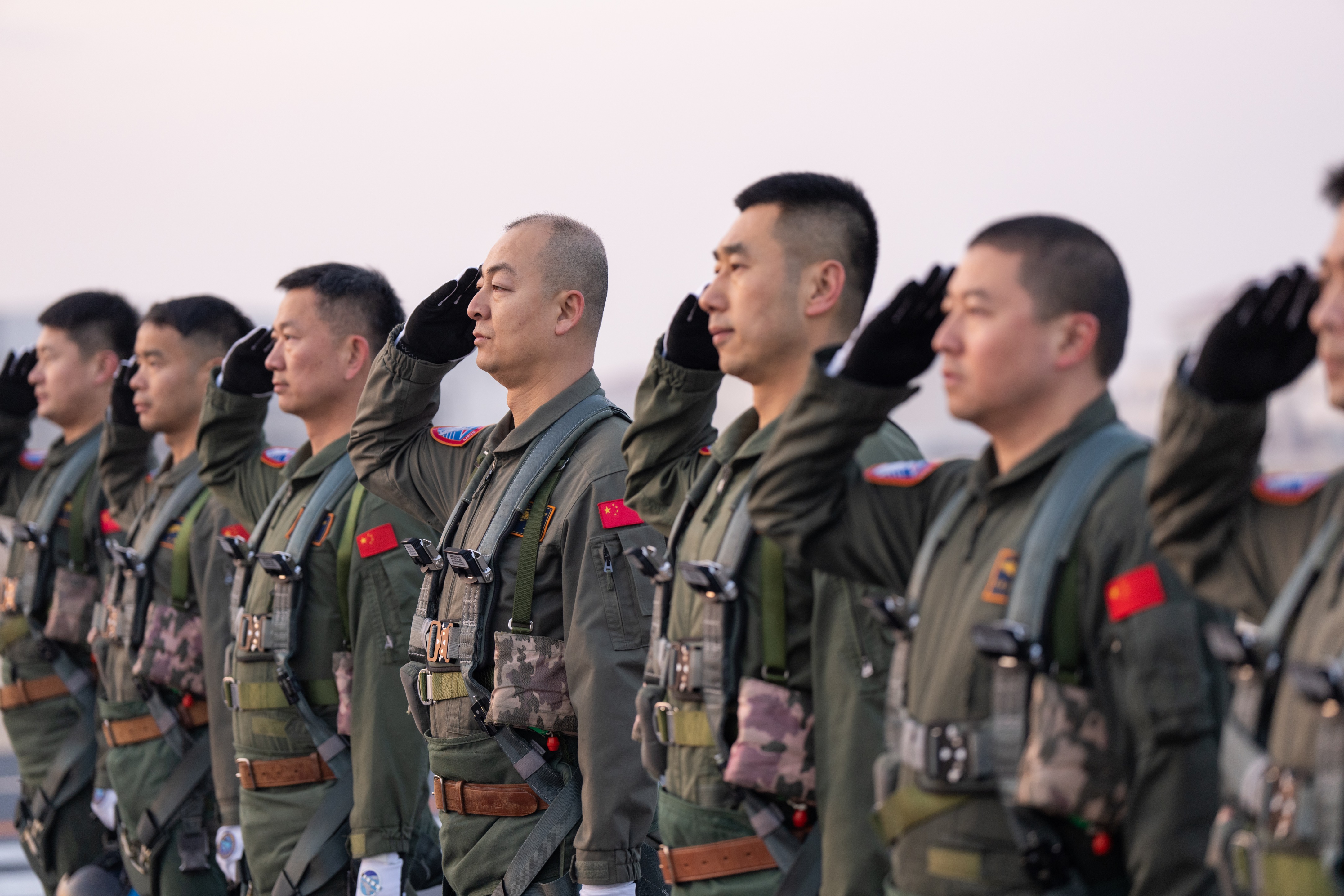 海天之翼 重器之魂——记海军航空大学某基地舰载机飞行教官群体