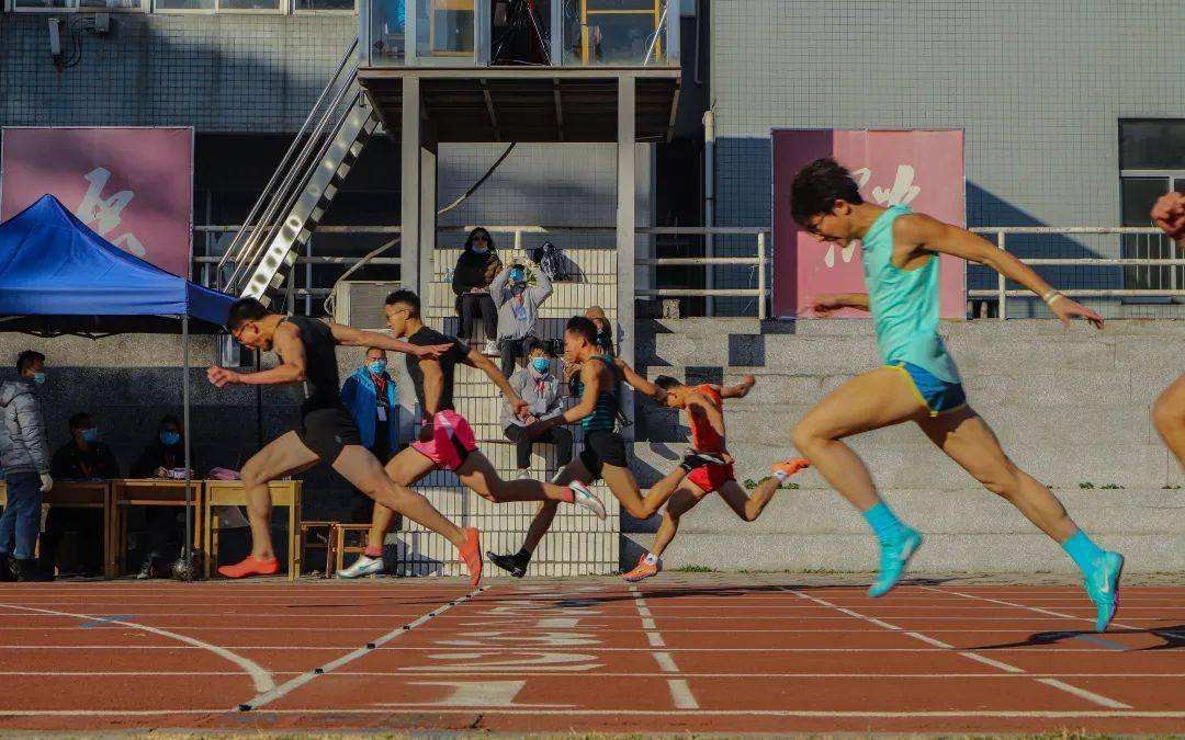 一高三体育生,体考结束走出考场喜极而泣,网友纷纷送上祝福