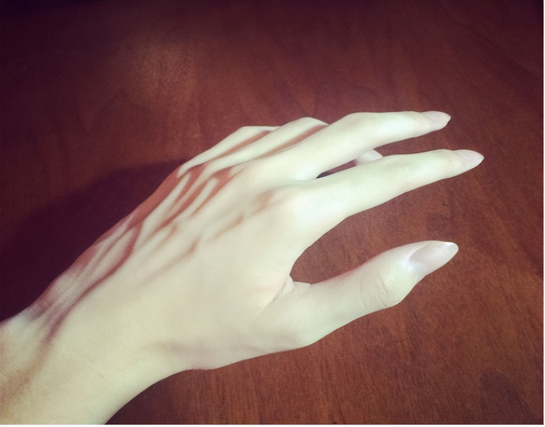 有的人手臂"青筋暴起",有的人几乎看不到青筋,谁更健康?