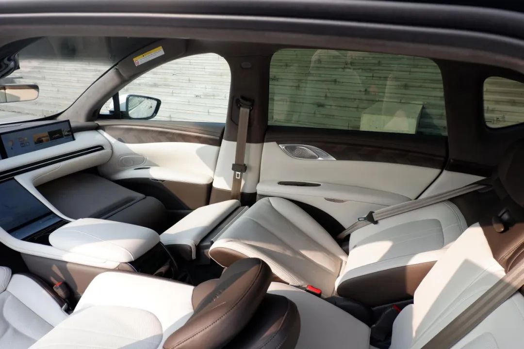 皇后座驾,女王副驾,为什么车企现在都要做一张能放躺的按摩椅?