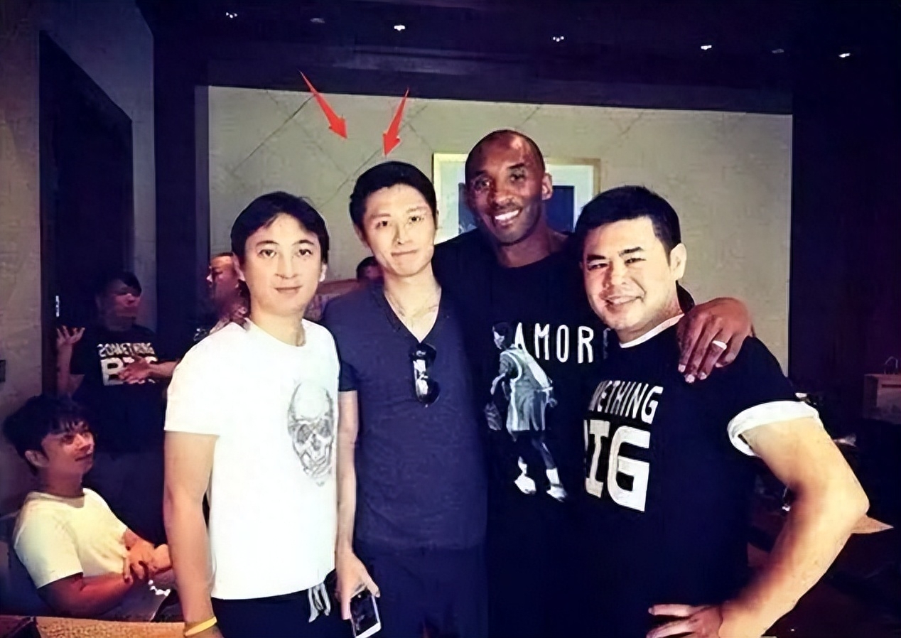 张嘉倪原名叫张佳妮,她从小家境普通,父母也都是简简单单的打工人.