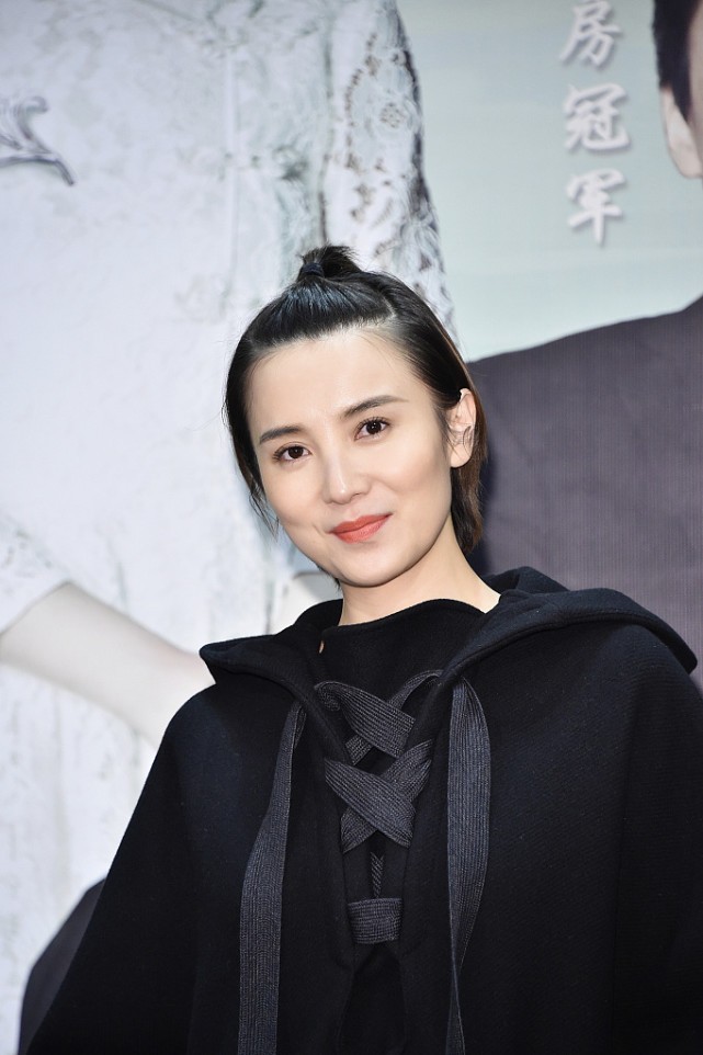 宋佳和小7岁的赵丽颖穿同款,扎苹果头挺清纯的,没看出年龄差距