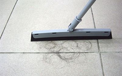 地上头发和动物毛发太多怎么打扫?这几个方法很管用,赶快学起来