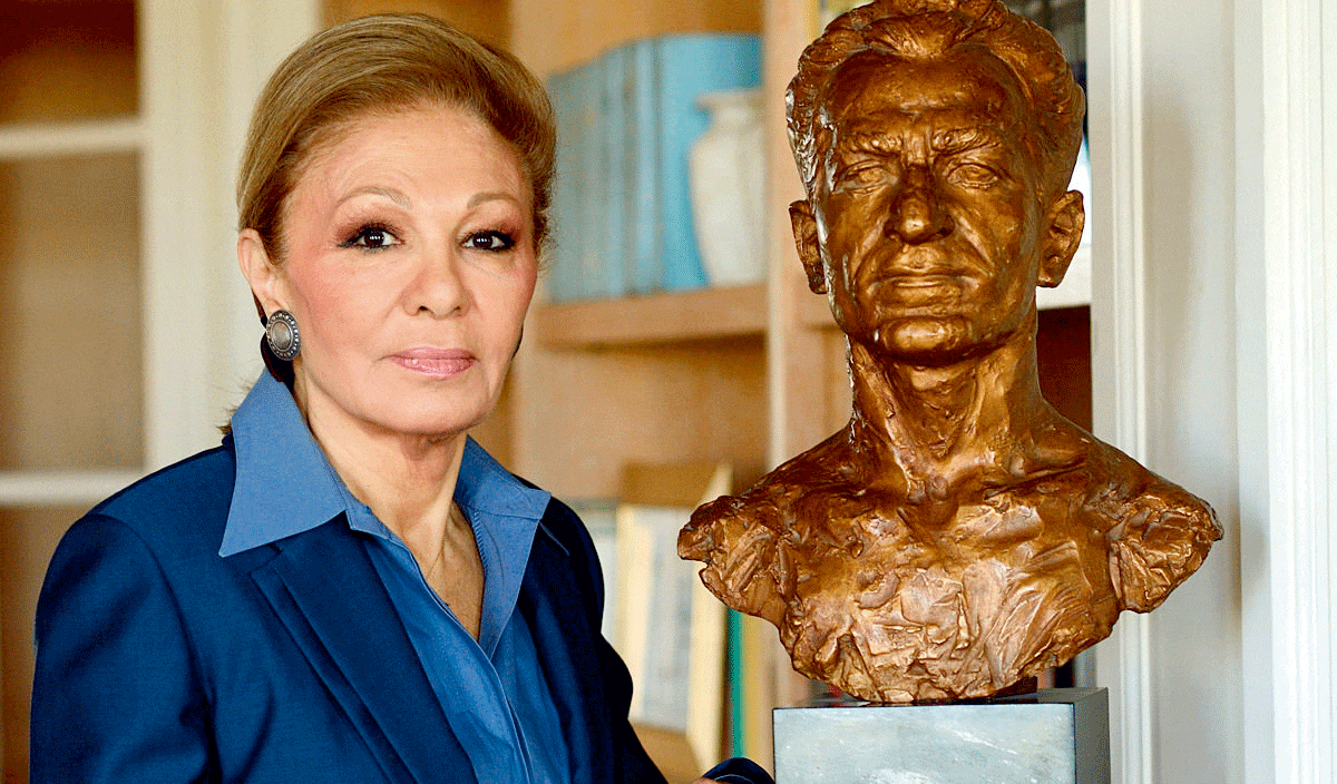 伊朗最后的皇后,早年幸福晚年颠沛流离,最后靠变卖珠宝维持生活