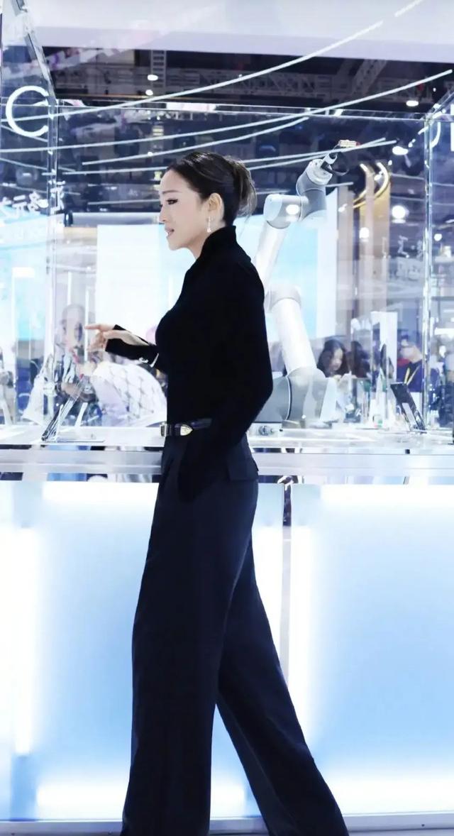 紧身衣阔腿裤,毫不遮掩下垂身材,巩俐穿搭风格和气场令人折服