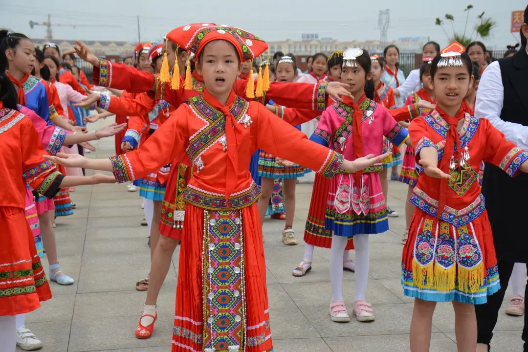 武宣县民族小学教育集团滨江校区:唱起来,跳起来"三月三"欢乐模式