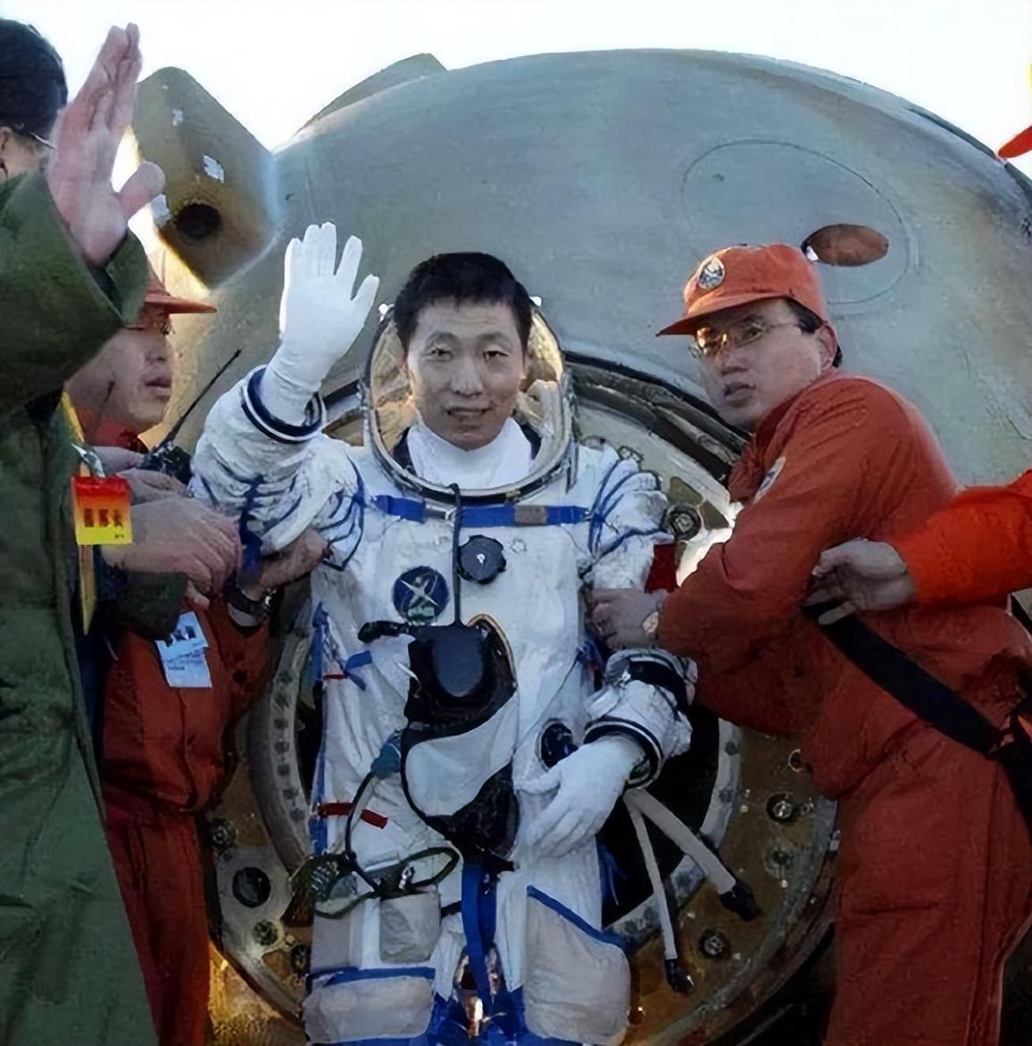 19年前的今天，中华飞天第一人杨利伟飞向太空！_英雄_航天_中国人
