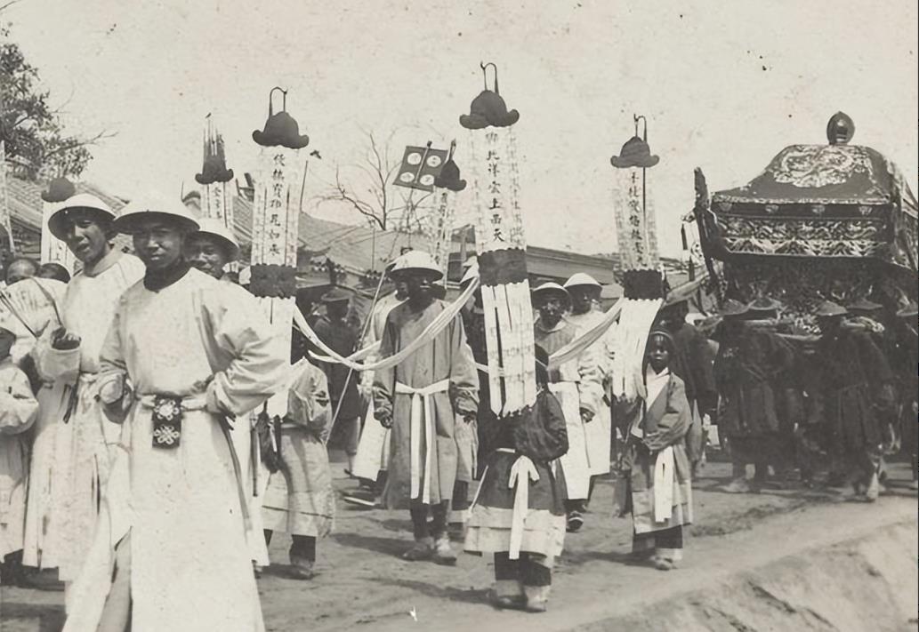 回顾李莲英葬母排场有多大?乡亲们白吃白喝,葬礼筵席每天不重样