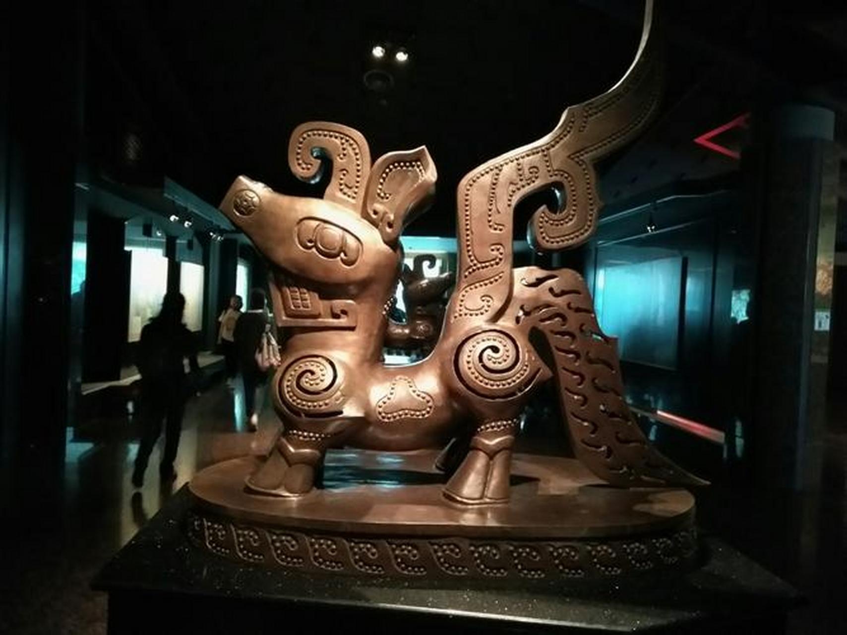 三星堆博物馆,位于四川省广汉市,它是一座主要以:古蜀文化为主题的