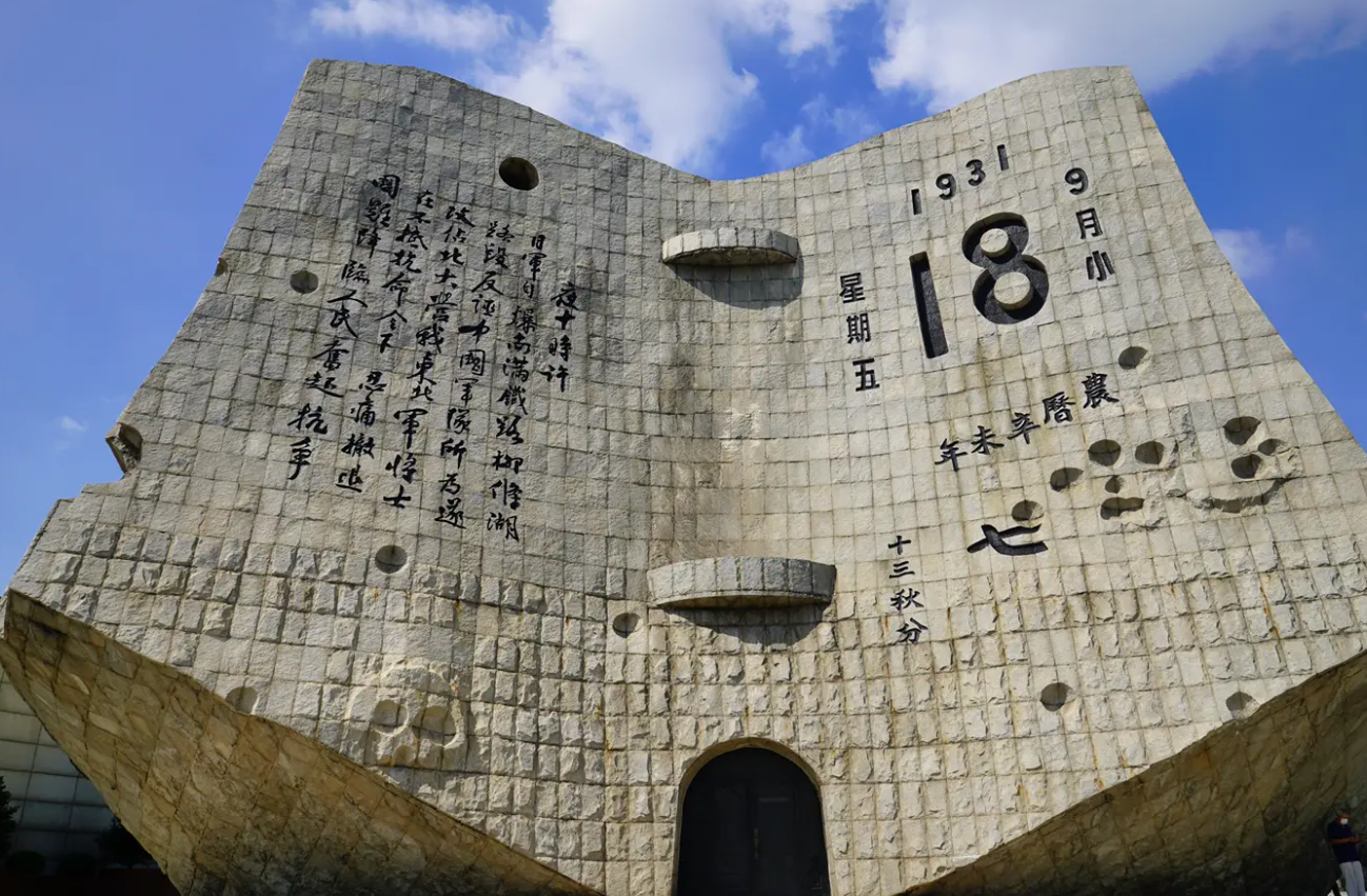 抗日纪念碑被水泥涂抹,伟人像被破坏,网友:是时候对敌人亮剑了