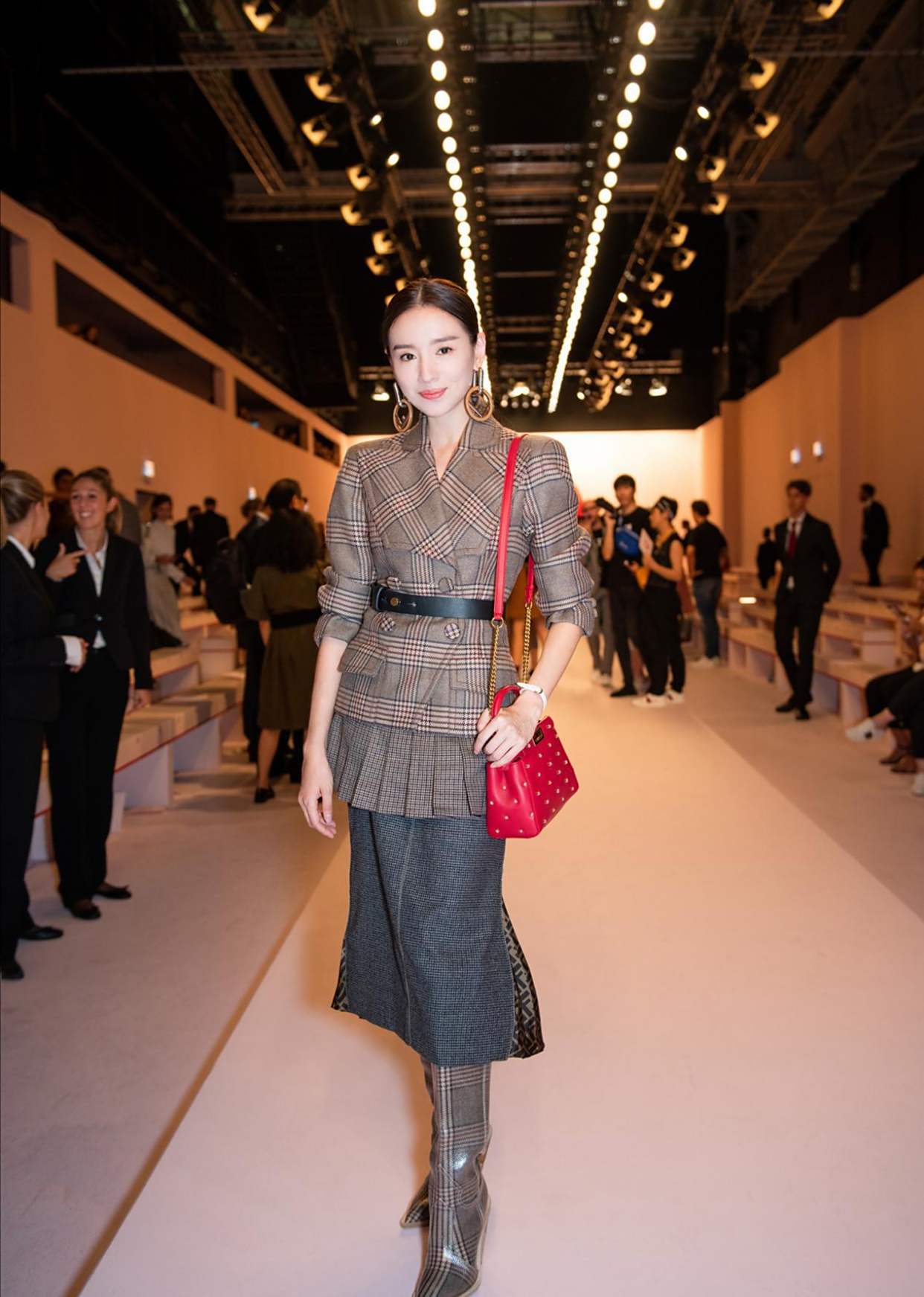 不得不服董洁真会穿!格子西装外套搭配长筒靴,美得很高级!