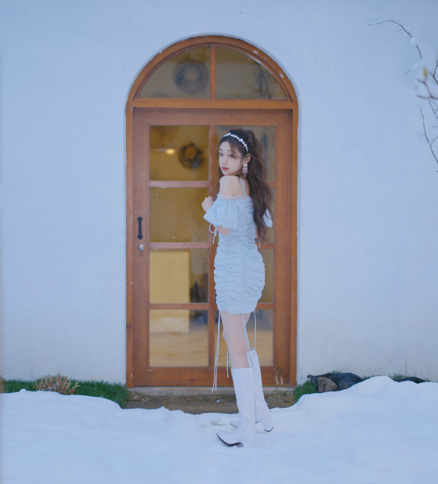 希林娜依高清冷优雅,水色连衣裙搭配纯白高筒靴,化身冰雪精灵