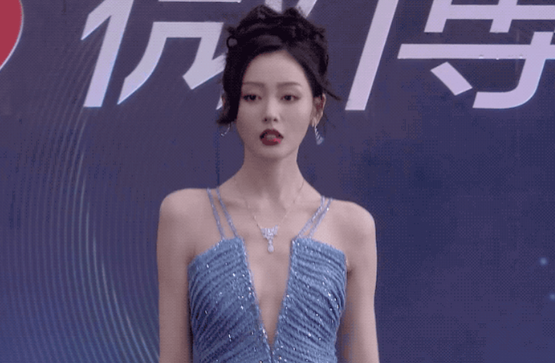 10位女星红毯生图:周冬雨全场最美,张天爱直角肩,任敏水桶腰