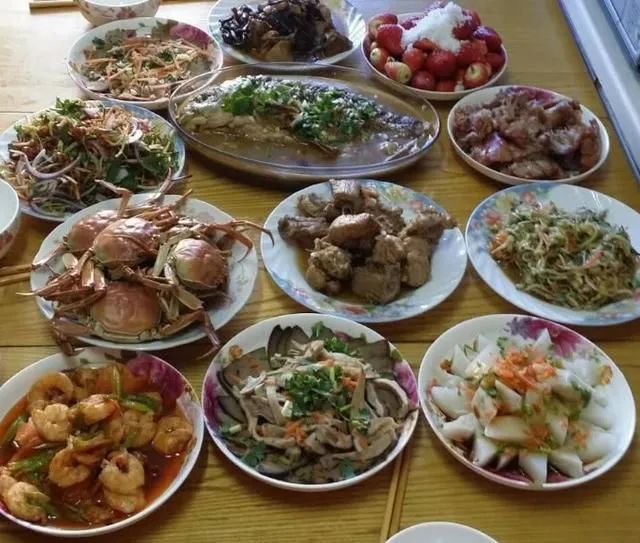 苏州一对夫妻飞辽宁吃席,随礼8000,酒菜上桌惊呼:太豪横了