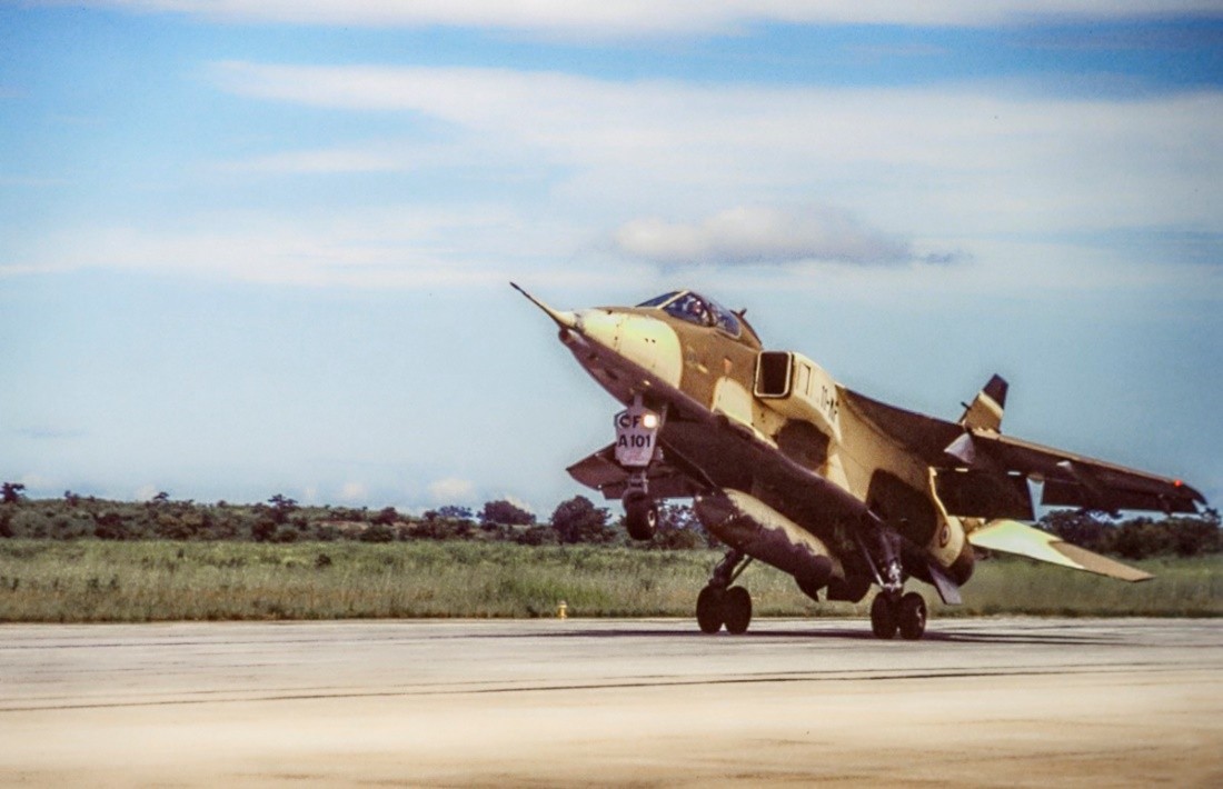 1987年空袭利比亚雷达站的法国美洲虎,采用沙漠迷彩涂装