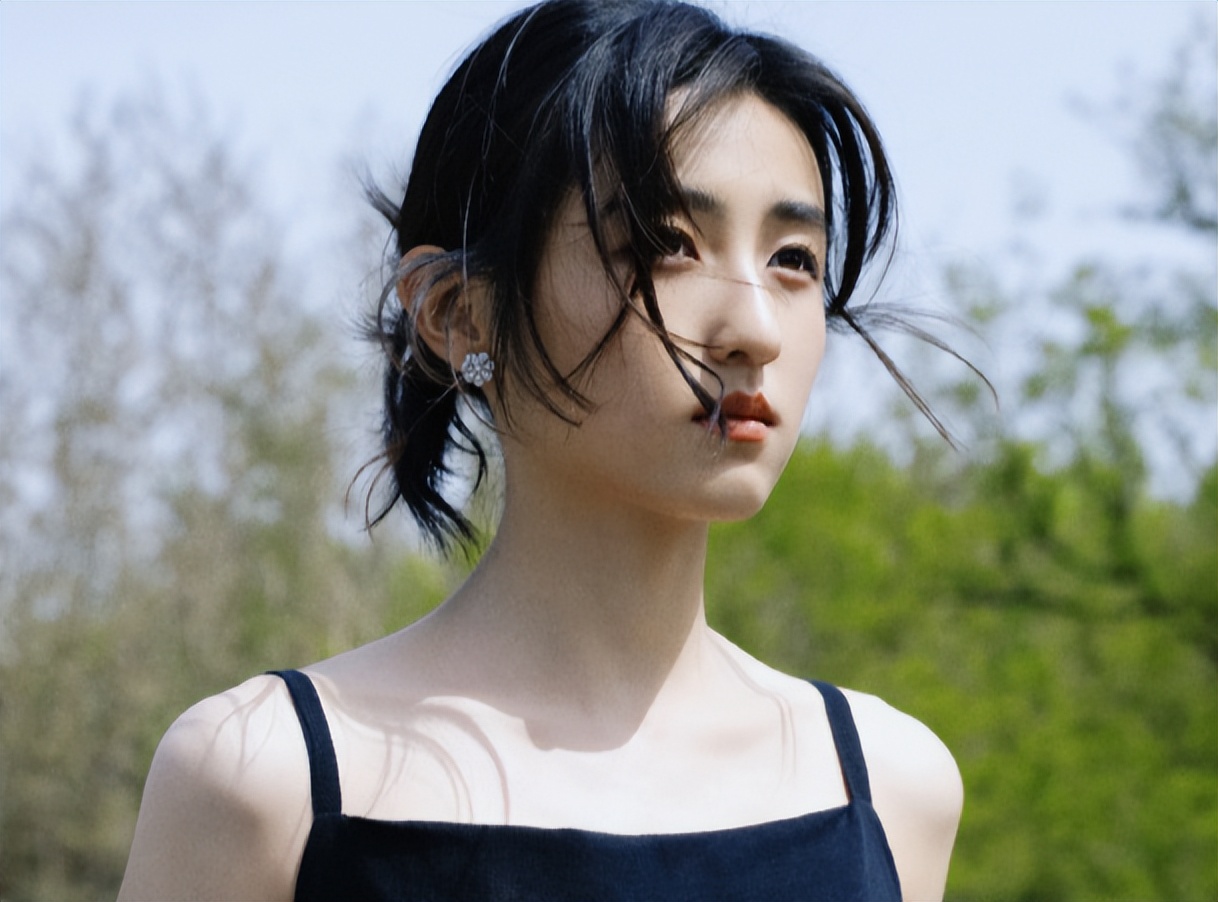 张子枫"逆袭"之路:改变圆肩驼背,穿搭减龄有层次,满满少年感