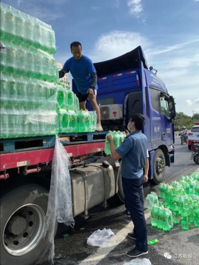 热点|数千瓶汽水散落在公路上，令人意想不到的一幕发生了……